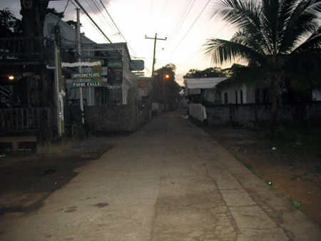 Honduras Utila - 17 - Main Road_JPG